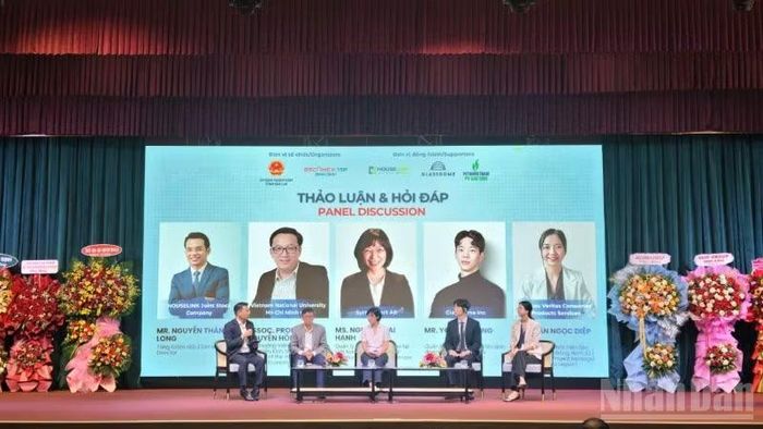 Các diễn giả trao đổi sôi nổi về lộ trình ESG trong phiên thảo luận.