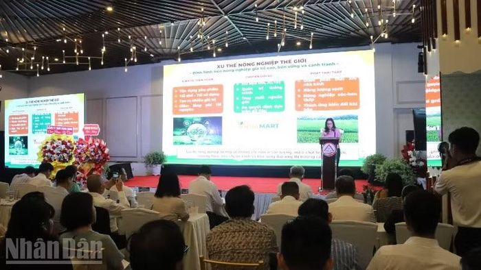 Các chuyên gia tham luận về xu thế nông nghiệp thế giới tại Hội thảo.