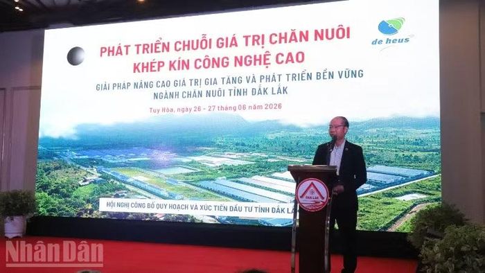 Lãnh đạo một doanh nghiệp tham luận về phát triển chuỗi giá trị chăn nuôi khép kín công nghệ cao.