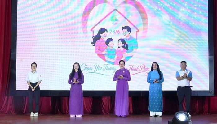 "Chạm yêu thương - Xây hạnh phúc" là chủ đề của Ngày Gia đình Việt Nam năm 2026.