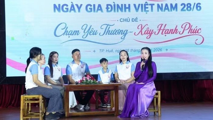Điểm nhấn của chương trình là phần giao lưu với các gia đình tiêu biểu đại diện cho nhiều mô hình gia đình trong xã hội hiện đại.