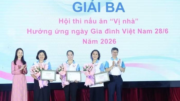 Ban tổ chức chương trình trao giải Ba cho các đội đoạt giải tại Hội thi nấu ăn.