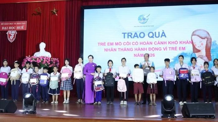 Lãnh đạo Trung ương Hội liên hiệp Phụ nữ Việt Nam tặng quà cho các em nhỏ có hoàn cảnh khó khăn tại thành phố Huế.