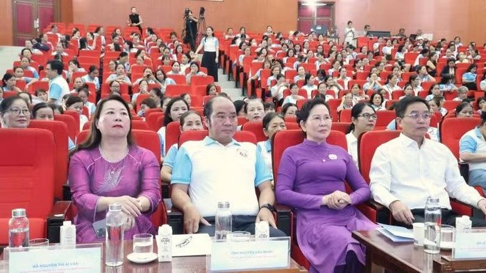 Chương trình có sự tham dự của lãnh đạo Trung ương, lãnh đạo thành phố Huế và gần 500 đại biểu là cán bộ, hội viên phụ nữ, các gia đình tiêu biểu và trẻ em có hoàn cảnh khó khăn.