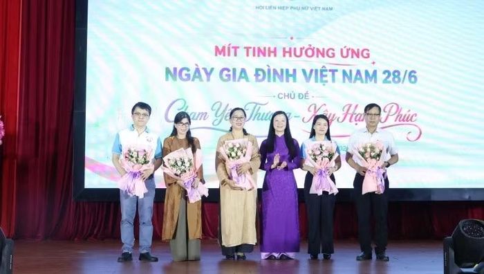 Ban tổ chức tặng hoa biểu dương các đơn vị cùng đồng hành với chương trình năm nay.