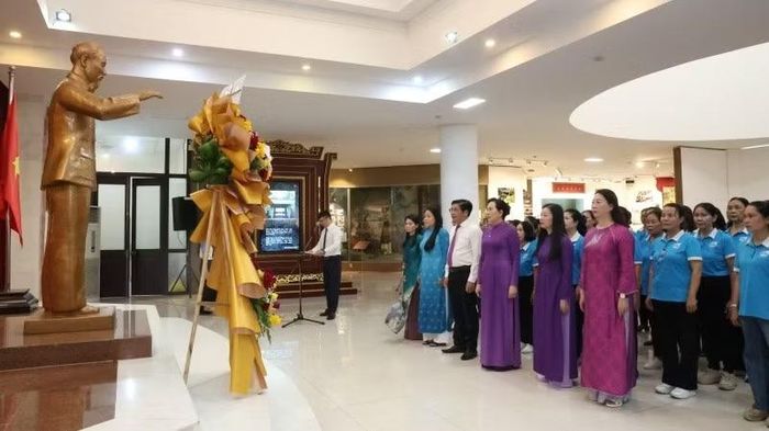 Chủ tịch Hội liên hiệp Phụ nữ thành phố Trần Thị Kim Loan cùng đại diện lãnh đạo thành phố Huế, Hội Liên hiệp Phụ nữ các tỉnh, thành phố và cán bộ, hội viên phụ nữ dâng hoa lên Chủ tịch Hồ Chí Minh.