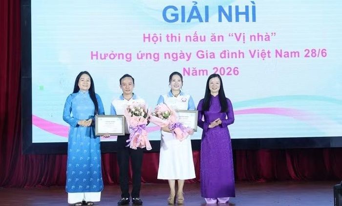 Ban tổ chức trao thưởng cho hai đơn vị đạt giải Nhì tại Hội thi nấu ăn "Vị nhà".