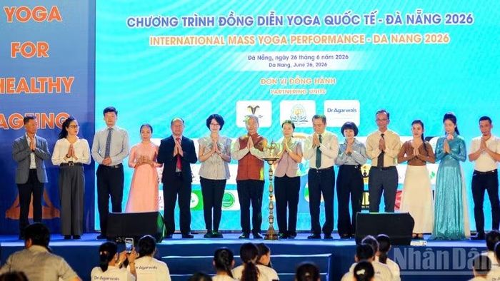 Các đại biểu thực hiện nghi thức thắp đèn truyền thống của Ấn Độ.