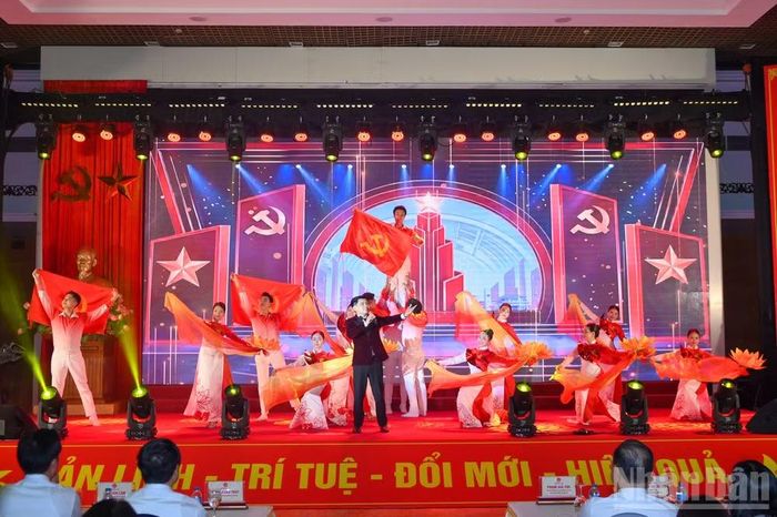Văn nghệ chào mừng thành công hội thi. (Ảnh: THẾ ĐẠI)