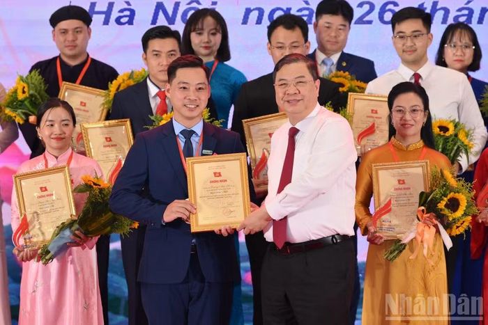 Đồng chí Phạm Gia Túc, Ủy viên Bộ Chính trị, Phó Bí thư Thường trực Đảng ủy Chính phủ, Phó Thủ tướng Thường trực Chính phủ trao giải Nhất cho thí sinh Dương Nhật Hoàng. (Ảnh: THẾ ĐẠI)