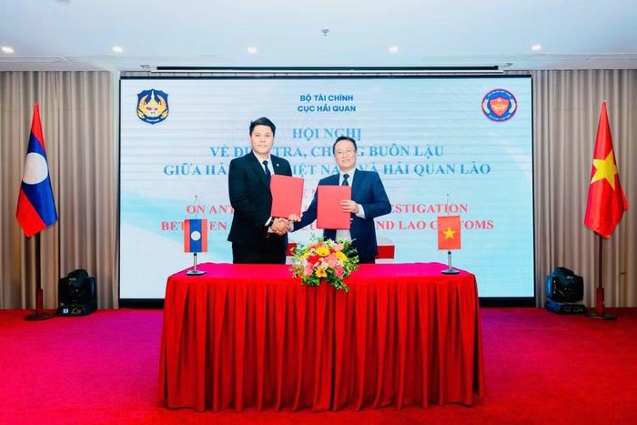 Lãnh đạo Chi cục Điều tra chống buôn lậu của Việt Nam-Lào thực hiện nghi thức ký kết, trao đổi biên bản tại Hội nghị.