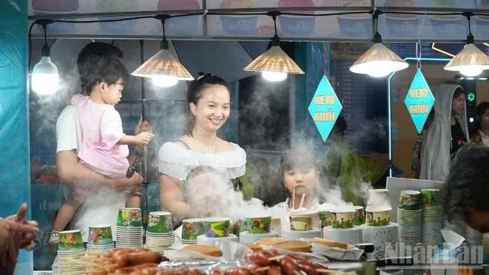 Không gian ẩm thực và trưng bày sản phẩm OCOP tại Lễ hội.