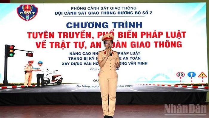Cán bộ Phòng Cảnh sát giao thông Công an thành phố Đà Nẵng tuyên truyền, giáo dục, phổ biến công tác bảo đảm trật tự an toàn giao thông đến với người dân.