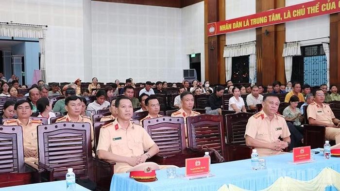 Các đại biểu và đông đảo người dân địa phương tham gia chương trình.