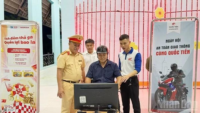 Người dân trải nghiệm đi xe mô tô, xe gắn máy trên mô hình mô phỏng.