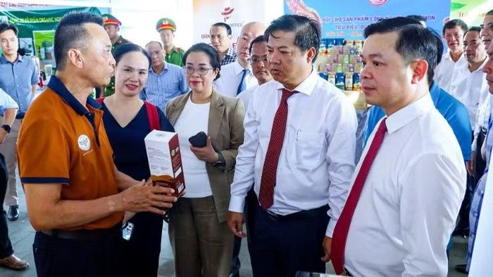 Các đồng chí lãnh đạo tỉnh Đắk Lắk tham quan các sản phẩm trưng bày tại hội chợ.