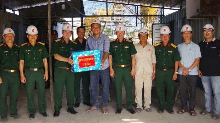 Trung tướng Lê Ngọc Hải, Ủy viên Trung ương Đảng, Tư lệnh Quân khu 5 cùng đoàn công tác tặng quà, động viên đơn vị thi công.