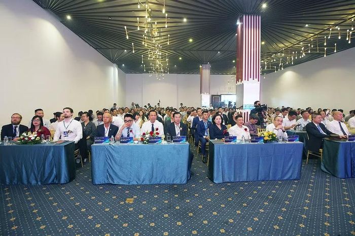 Đông đảo đại biểu dự Diễn đàn.