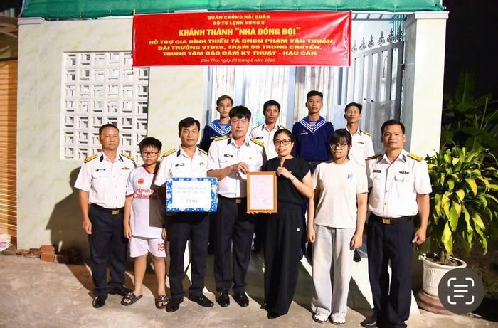 Đại tá Võ Hùng Lâm, Chủ nhiệm Chính trị Vùng 5 Hải quân trao quyết định hỗ trợ kinh phí xây dựng nhà đồng đội cho gia đình Thiếu tá quân nhân chuyên nghiệp Phạm Văn Thuận. (Ảnh do Vùng 5 Hải quân cung cấp)