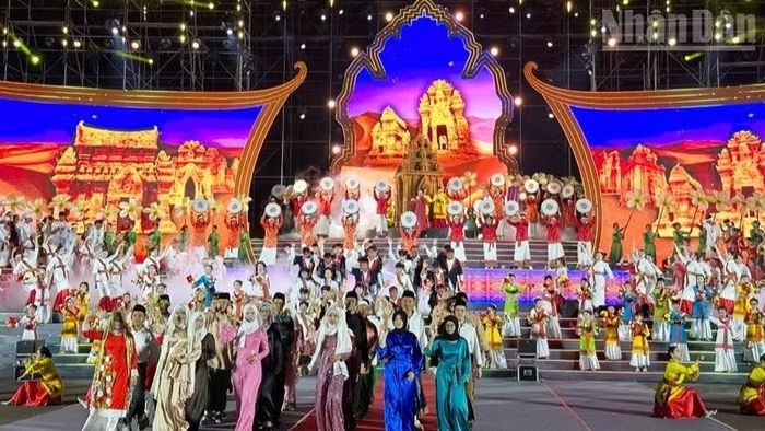 Các đoàn nghệ nhân, diễn viên quần chúng đến từ những địa phương có đông đồng bào Chăm sinh sống trên cả nước biểu diễn chương trình nghệ thuật đặc sắc vui đón ngày hội.