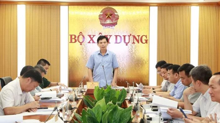 Thứ trưởng Xây dựng Lê Anh Tuấn-Phó Chủ tịch Hội đồng chủ trì hội nghị. (Ảnh: Cổng thông tin Bộ Xây dựng)