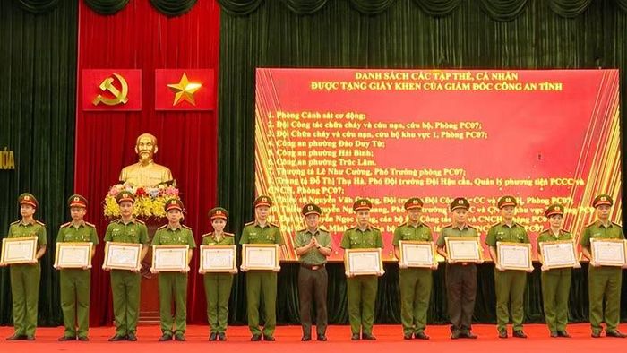 Công an tỉnh Thanh Hóa trao tặng Giấy khen cho các tập thể, cá nhân có thành tích chữa cháy rừng.