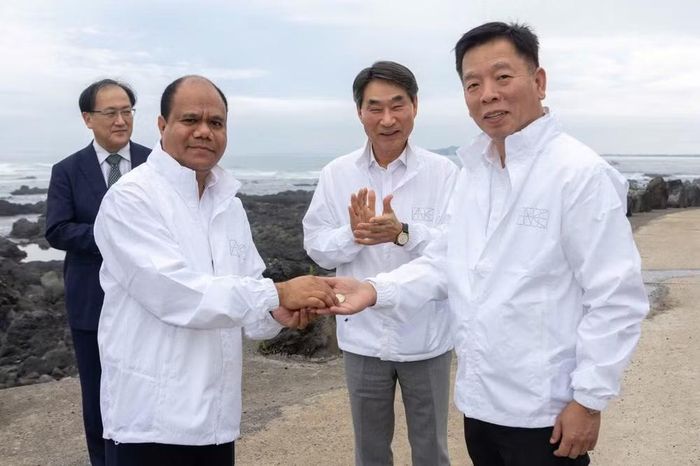 Đại sứ Vũ Hồ (bên phải) và các đại biểu đến thăm Vietnam Bench trên tuyến ASEAN Olle tại đảo Jeju.