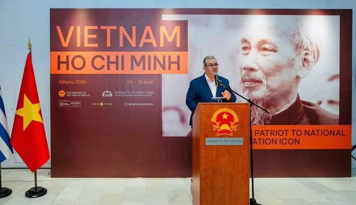 Tổng Bí thư Đảng Cộng sản Hy Lạp Dimitris Koutsoumpas phát biểu tại chương trình. (Ảnh: Đại sứ quán Việt Nam tại Hy Lạp)