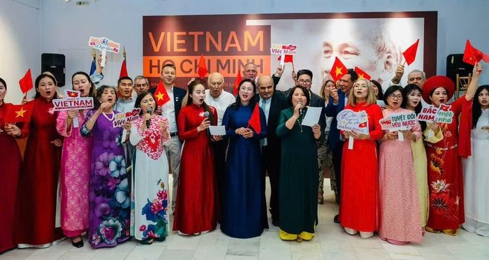 Các đại biểu tham dự chương trình cùng ca vang bài hát “Bài ca Hồ Chí Minh” và “Như có Bác trong ngày vui đại thắng”. (Ảnh: Đại sứ quán Việt Nam tại Hy Lạp)