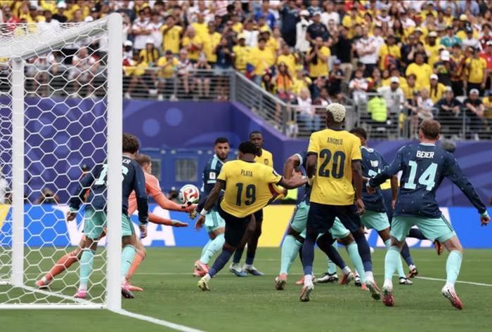  Gonzalo Plata (19) ghi bàn quyết định cho Ecuador 