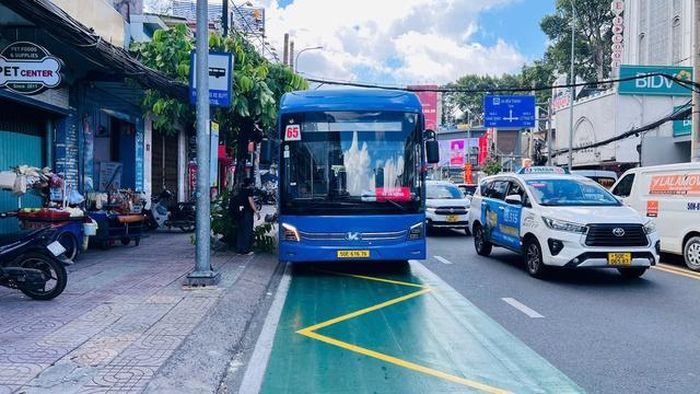 Nhiều tạm xe buýt đã được sơn phản quang nhận diện bằng màu xanh - Ảnh: Trung tâm quản lý giao thông công cộng