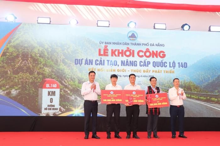 Bí thư Thành ủy và Chủ tịch UBND TP Đà Nẵng trao tặng kinh phí cho 3 xã nằm trên tuyến Quốc lộ 14D để hỗ trợ người dân khó khăn