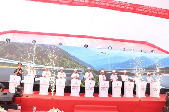Các đại biểu thực hiện nghi thức bấm nút khởi công dự án