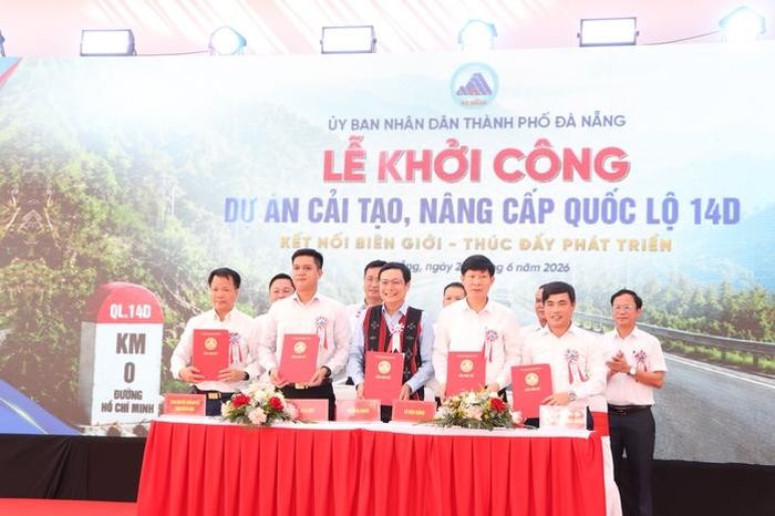 Chủ đầu tư cùng đại diện Trung tâm Phát triển quỹ đất TP Đà Nẵng và 3 địa phương ký cam kết trong công tác giải phóng mặt bằng