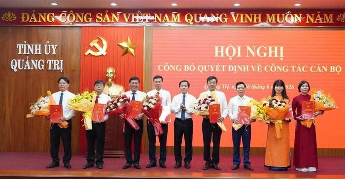 Ông Nguyễn Văn Phương, Bí thư Tỉnh ủy Quảng Trị, trao quyết định và tặng hoa chúc mừng các cán bộ lãnh đạo