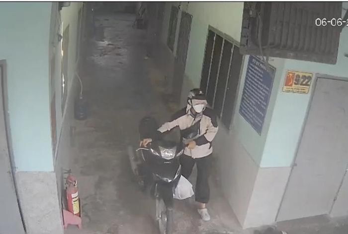 Camera ghi lại thời điểm anh K. rời khỏi phòng trọ (Ảnh: Cắt từ camera an ninh).