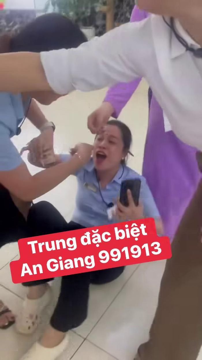 Nhiều người vui mừng khi hay tin trúng giải độc đắc vé số An Giang. Ảnh cắt ra từ clip