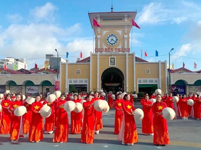 Màn đổng diễn dân vũ thể thao trước biểu tượng chợ Bến Thành