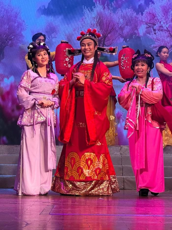 Từ trái sang: NSND Quế Trân, NSƯT Võ Minh Lâm và NSƯT Tú Sương trong vở "Gánh cải Trạng Nguyên"