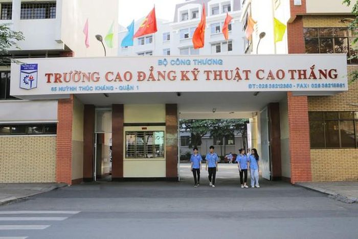 Trường CĐ kỹ thuật Cao Thắng là trường công lập, đào tạo trình độ cao đẳng các ngành, nghề kỹ thuật công nghệ cơ khí, điện, điện tử, nhiệt-lạnh, ôtô, công nghệ thông tin và kinh tế.