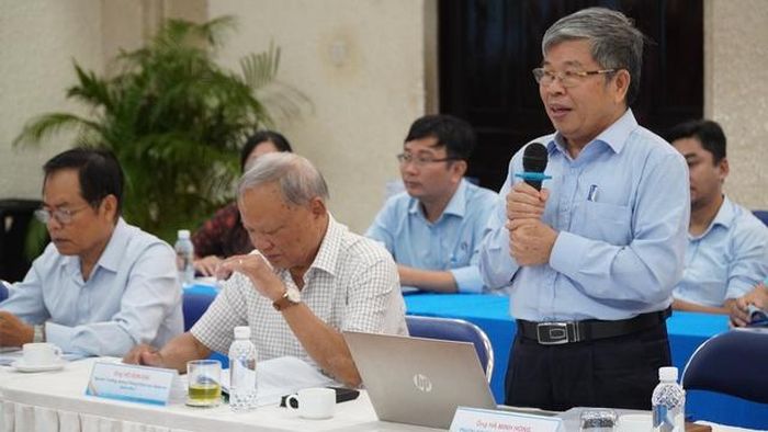 Ông Hà Minh Hồng, Phó Chủ tịch Hội Khoa học Lịch sử TPHCM phát biểu tham luận tại hội thảo