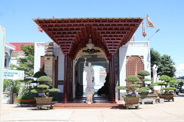 Dù còn hơn 5 ngày nữa mới diễn ra lễ Tuyên phong Chân phước linh mục Phanxicô Xaviê Trương Bửu Diệp nhưng Thánh đường Tắc Sậy đã được trang trí rất đẹp
