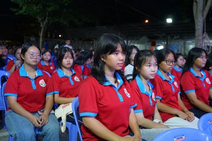 Những câu chuyện từ các nhân chứng lịch sử thu hút sự quan tâm và chăm chú lắng nghe của đông đảo học sinh.