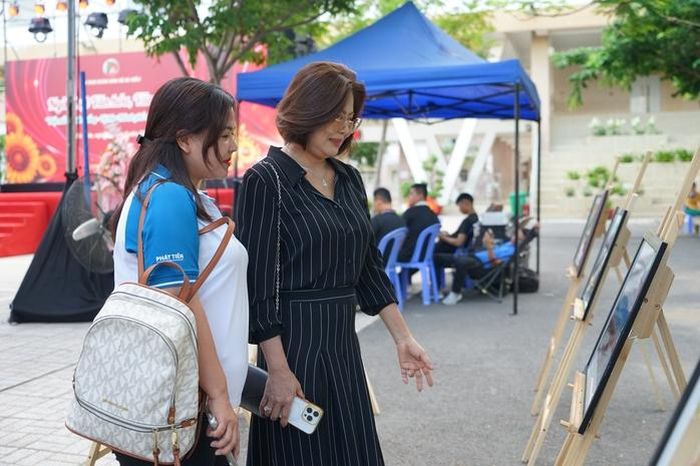 Đáng chú ý, triển lãm giới thiệu 60 hình ảnh, tư liệu tiêu biểu về cuộc đời và sự nghiệp cách mạng của Chủ tịch Hồ Chí Minh, qua đó góp phần giáo dục truyền thống yêu nước, khơi dậy niềm tự hào dân tộc và ý thức trách nhiệm của thế hệ trẻ.