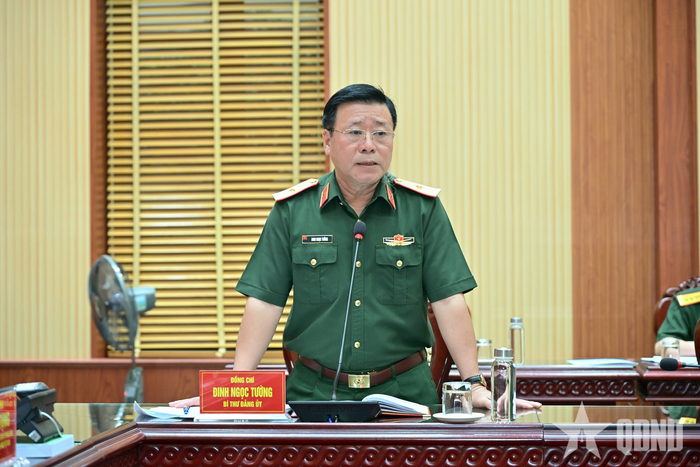 Thiếu tướng Đinh Ngọc Tường phát biểu.