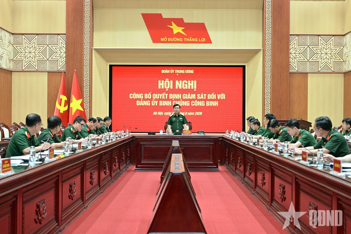 Thượng tướng Đỗ Xuân Tụng chủ trì hội nghị.