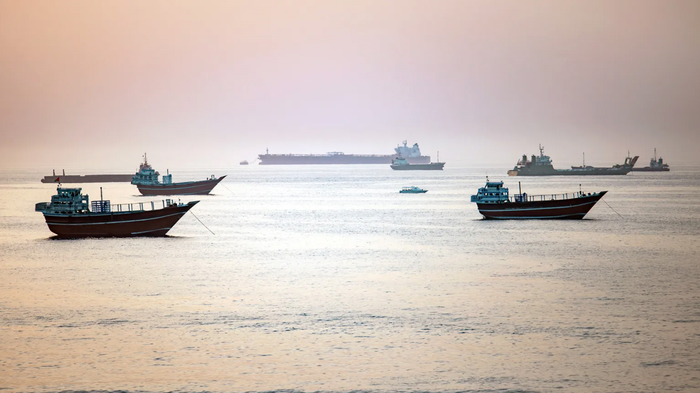 Các tàu neo đậu phía bên ngoài bờ biển Oman. Ảnh: Getty