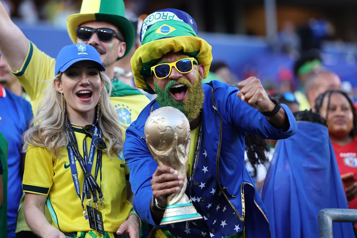  Người hâm mộ Brazil tự hào mang theo chiếc cúp World Cup của riêng mình để cổ vũ đội tuyển. Ảnh: Getty