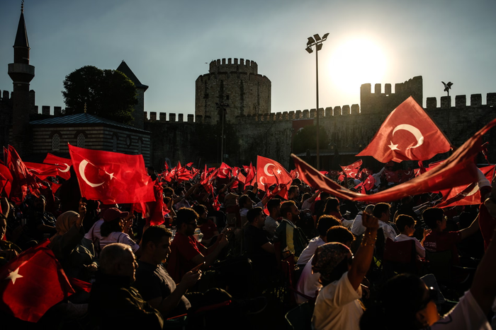Các cổ động viên Thổ Nhĩ Kỳ cuồng nhiệt hò reo tại pháo đài lịch sử Yedikule ở Istanbul khi theo dõi trận đấu ở bảng D giữa Australia và Thổ Nhĩ Kỳ trên màn hình lớn. Ảnh: AP