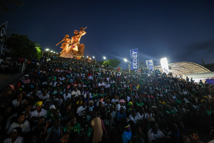  Cổ động viên ở Dakar theo dõi trận đấu ở bảng I giữa Senegal và Pháp. Ảnh: Getty